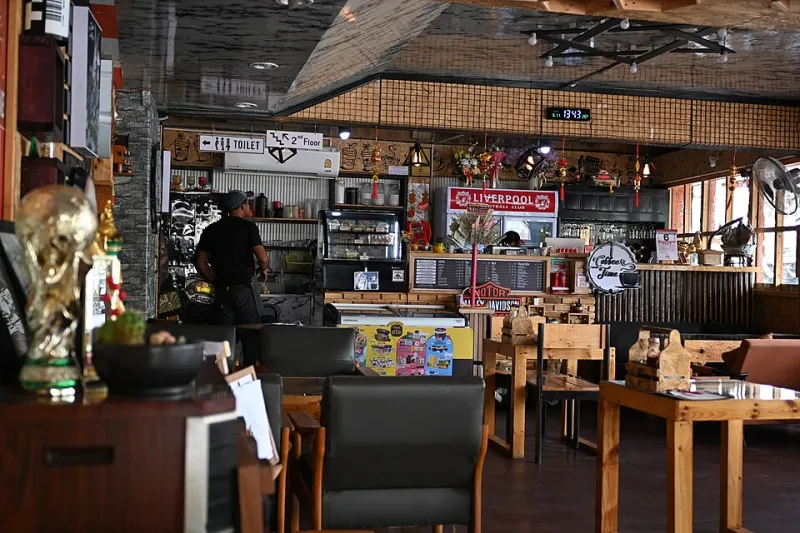 Why Your Favorite Café Sounds Like a Concert Hall (And the One Down the Street Sounds Like a Fishbowl)